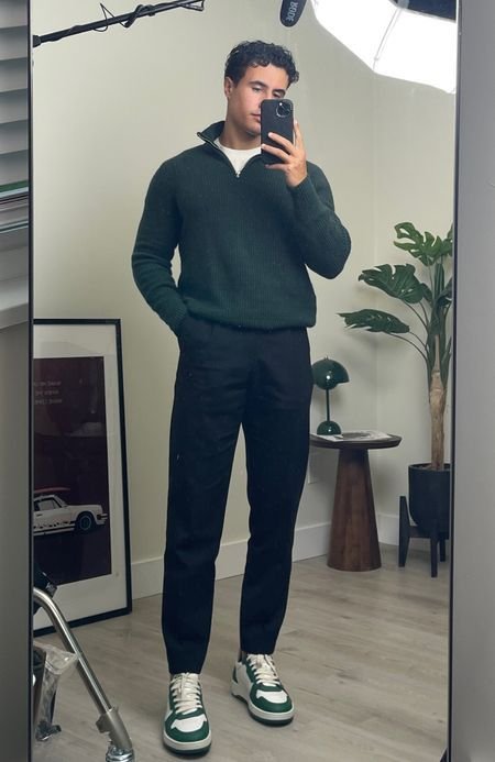 Jersey verde oscuro de medio cierre con pantalón negro