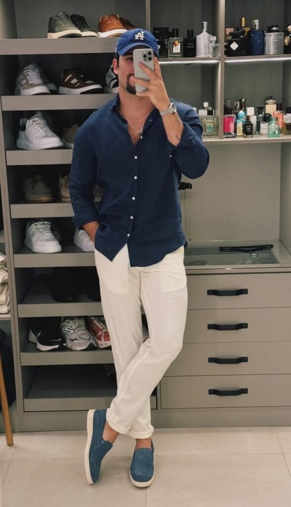 Camisa azul marino con pantalón crema