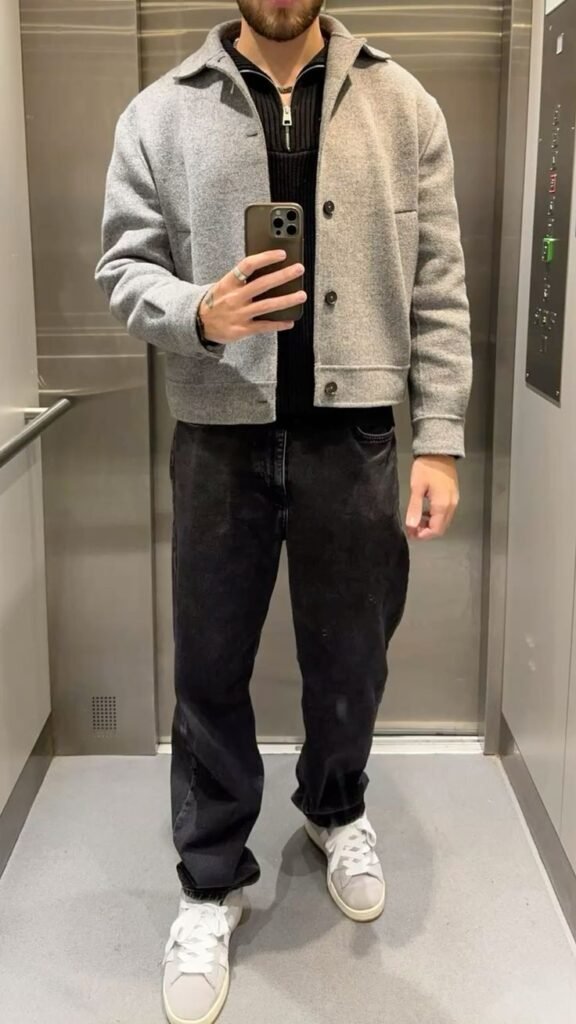 Sobrecamisa gris con camiseta negra y pantalón oscuro