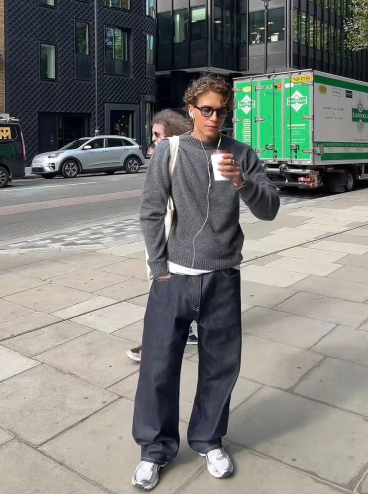 Sudadera gris con pantalón gris oscuro ancho