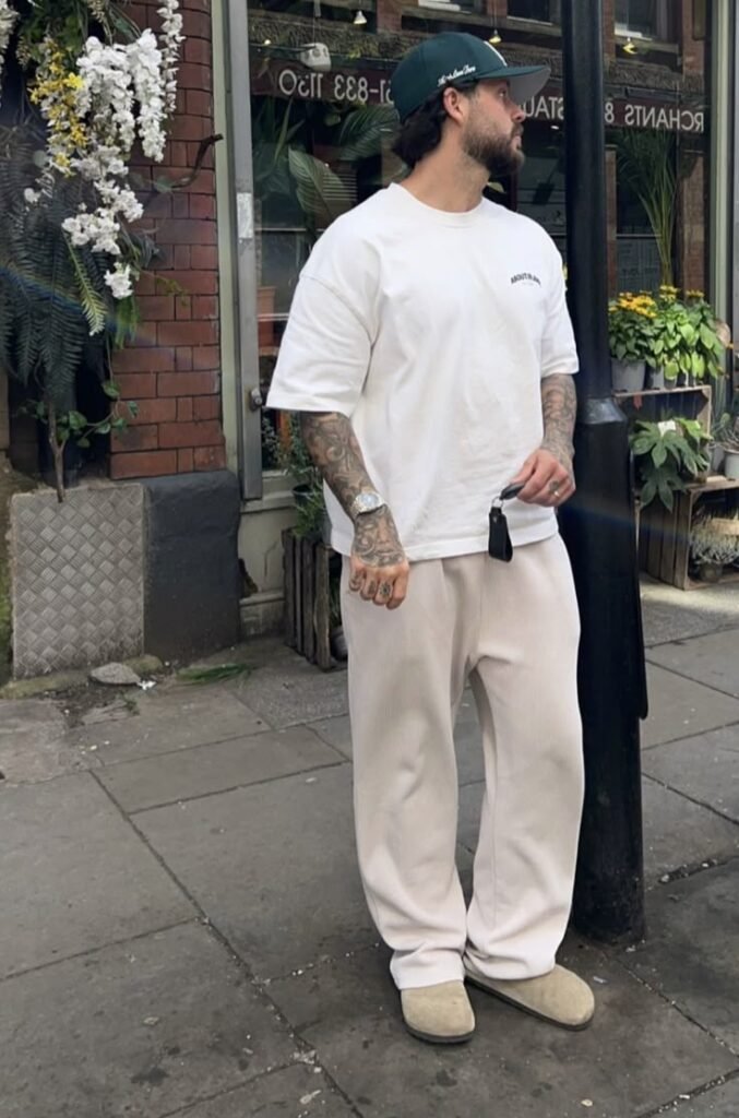 Camiseta blanca oversize con pantalón crema ancho