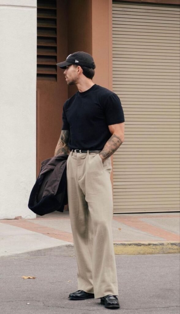 Camiseta negra con pantalón beige ancho