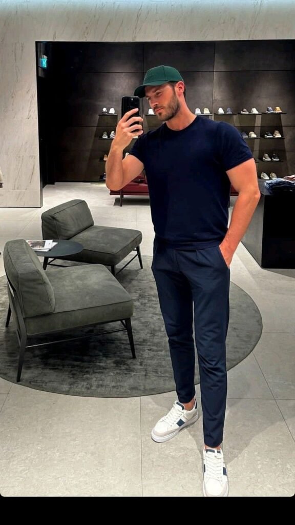 Camiseta y pantalón azul marino con tenis blancos