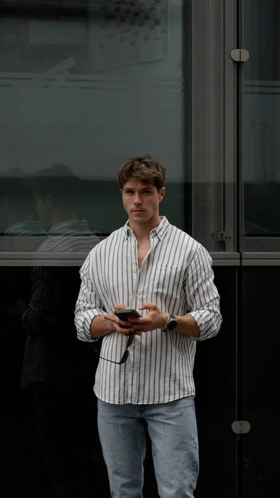 Camisa de rayas con jeans grises