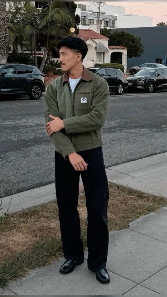 Chaqueta verde con camiseta blanca y pantalón negro