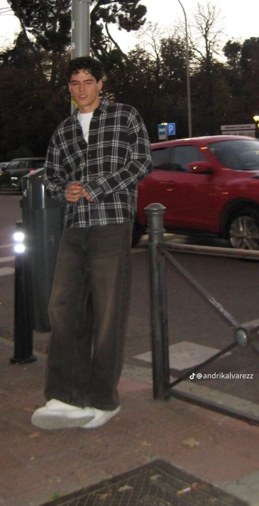 Camisa de cuadros marrón con pantalón marrón
