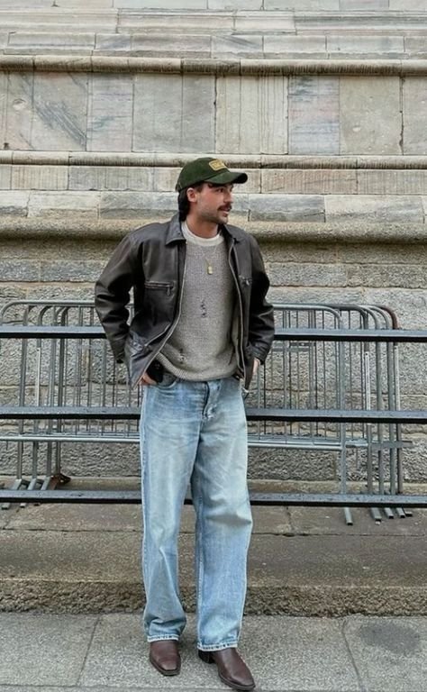 Chaqueta de cuero marrón con jeans claros