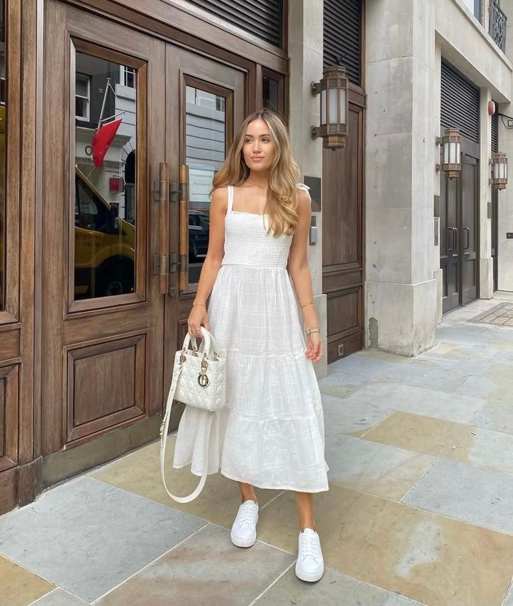 20 outfits con tenis blancos que combinan con todo
