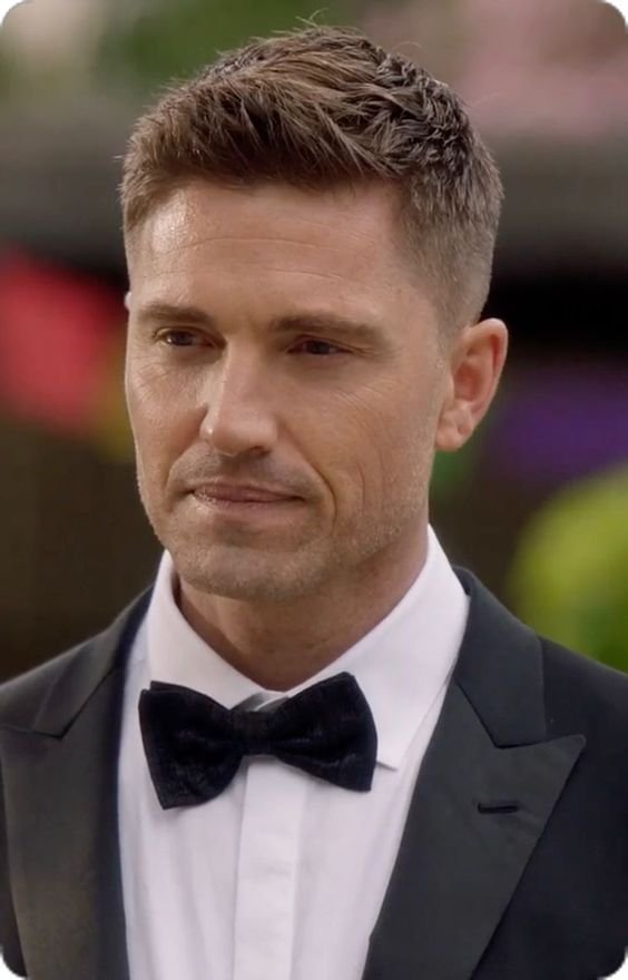 Corte de pelo para hombre: Degradado bajo con volumen en la parte superior