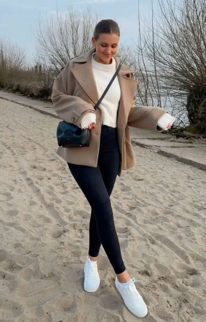 Abrigo camel con leggings negros y tenis blancos