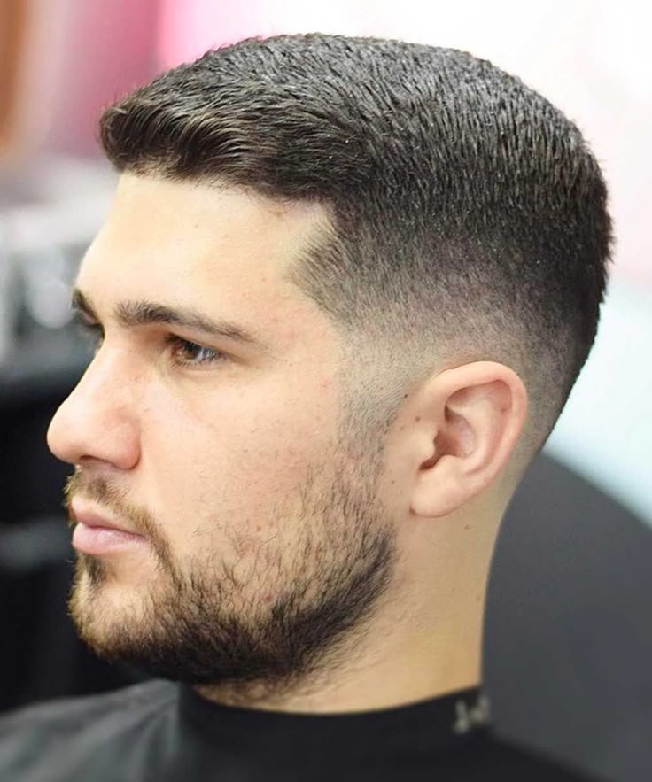 Corte de pelo para hombre: Degradado bajo con volumen en la parte superior
