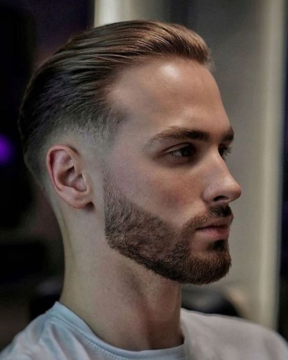 Corte de pelo para hombre: Corte clásico peinado hacia atrás