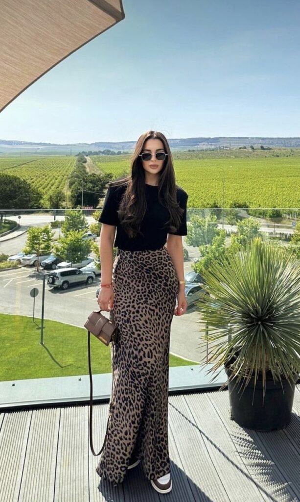 Top negro con pantalón de estampado de leopardo