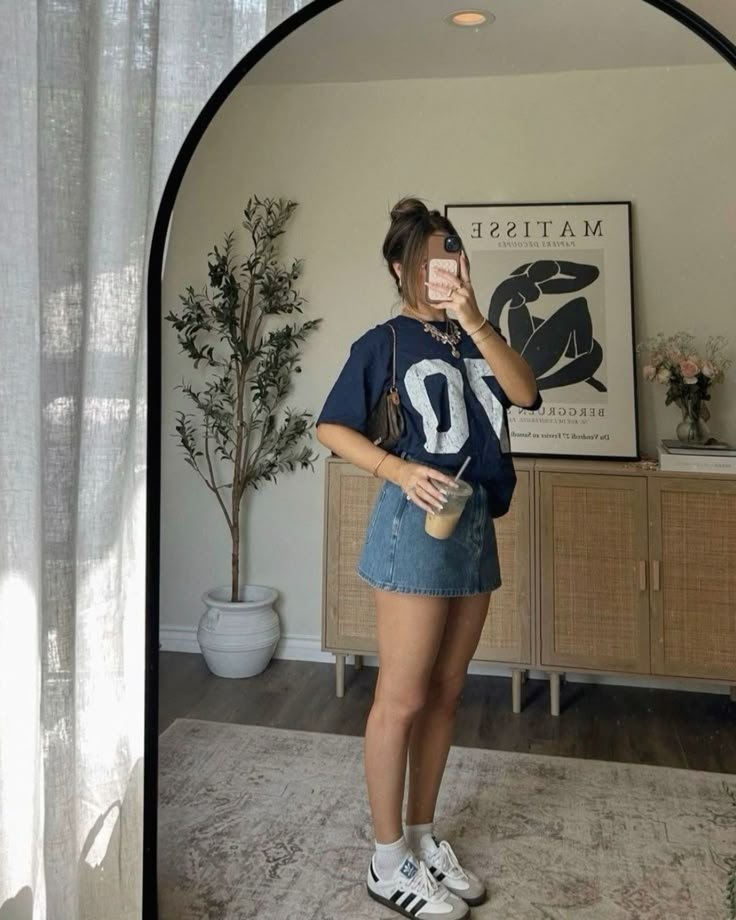Camiseta oversize de béisbol con falda vaquera