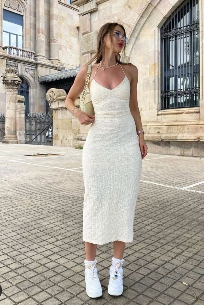 Vestido midi blanco de tirantes con tenis blancos