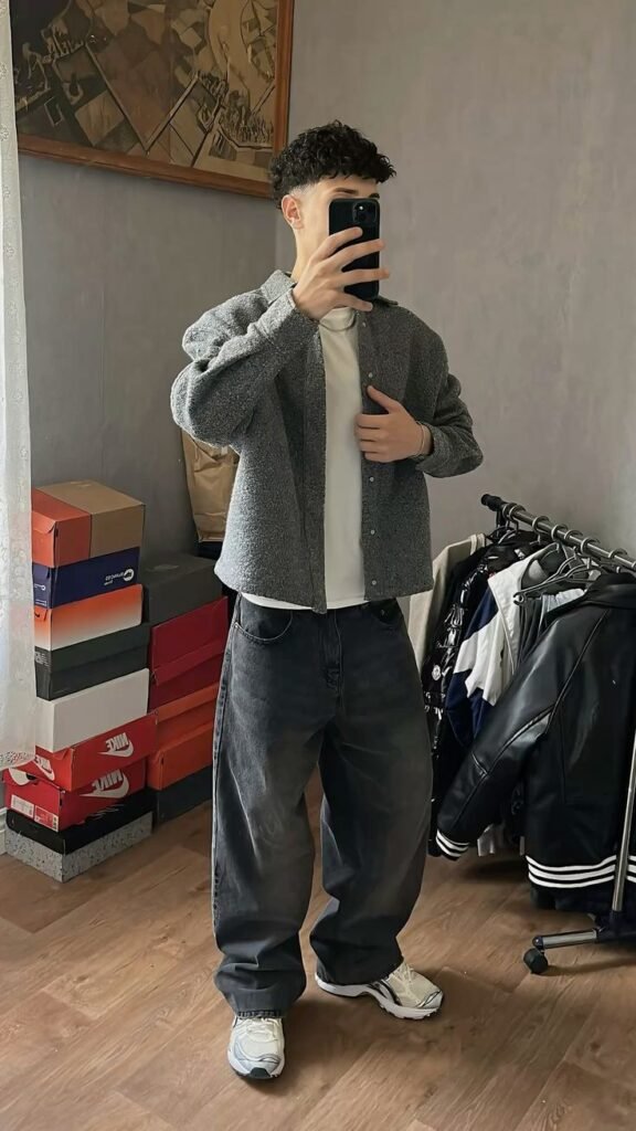 Sobrecamisa gris con jeans anchos oscuros