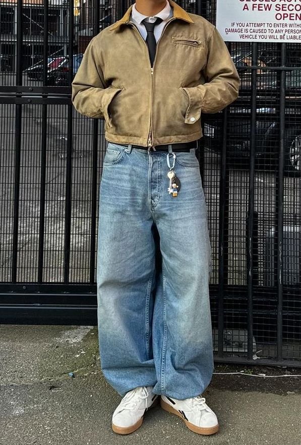 Chaqueta beige de trabajo con jeans anchos claros