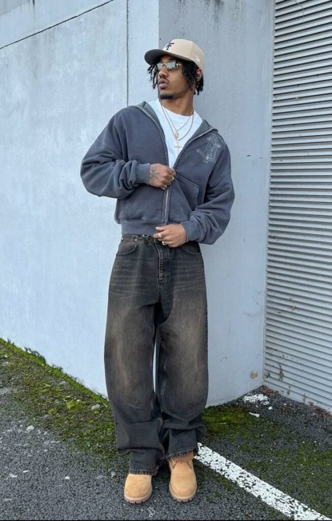 Sudadera gris con capucha y jeans anchos oscuros