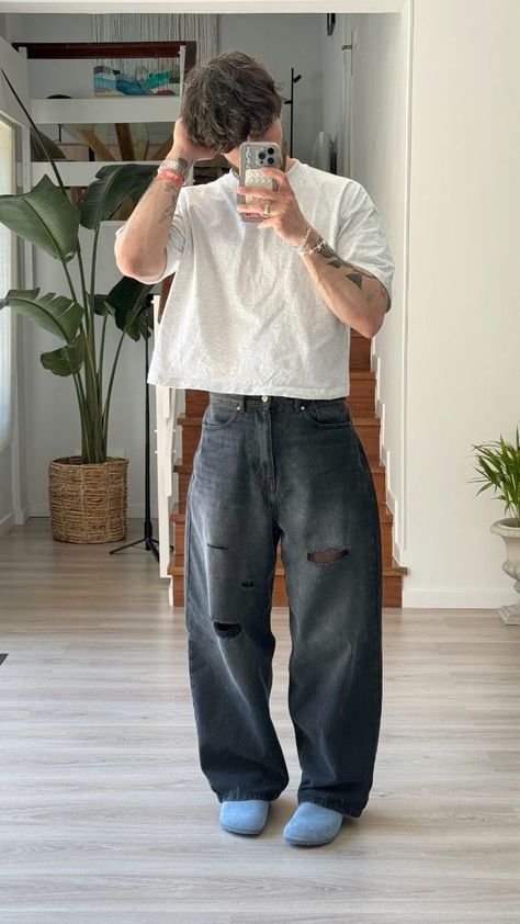 Camiseta blanca con jeans anchos grises rotos