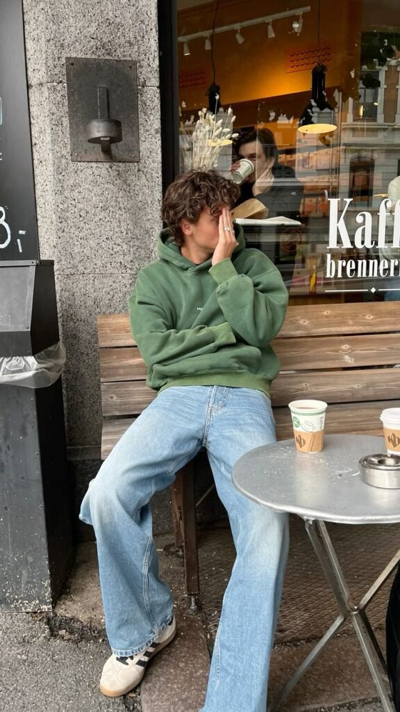 Jersey verde con jeans anchos claros