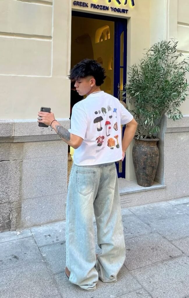 Camiseta blanca estampada con jeans anchos muy claros