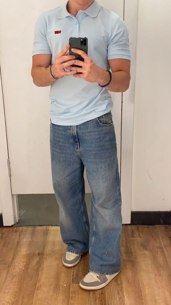 Polo azul claro con jeans anchos claros