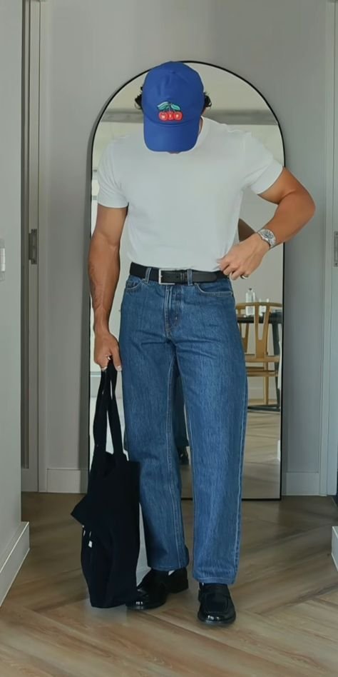 Camiseta blanca con jeans anchos azules y gorra