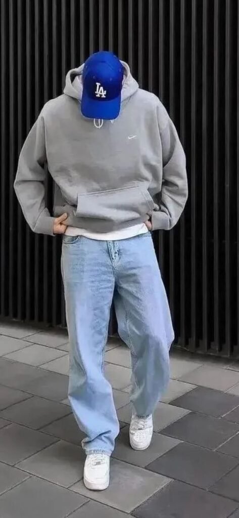 Sudadera gris con capucha, gorra y jeans anchos claros