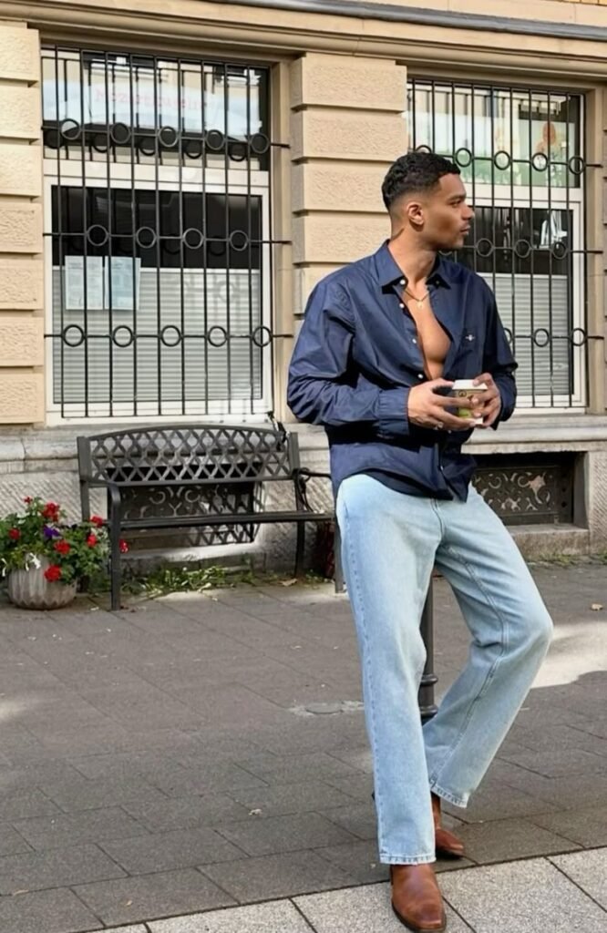 Camisa azul con jeans anchos claros