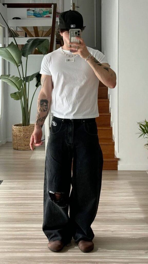 Camiseta blanca con jeans anchos negros rotos