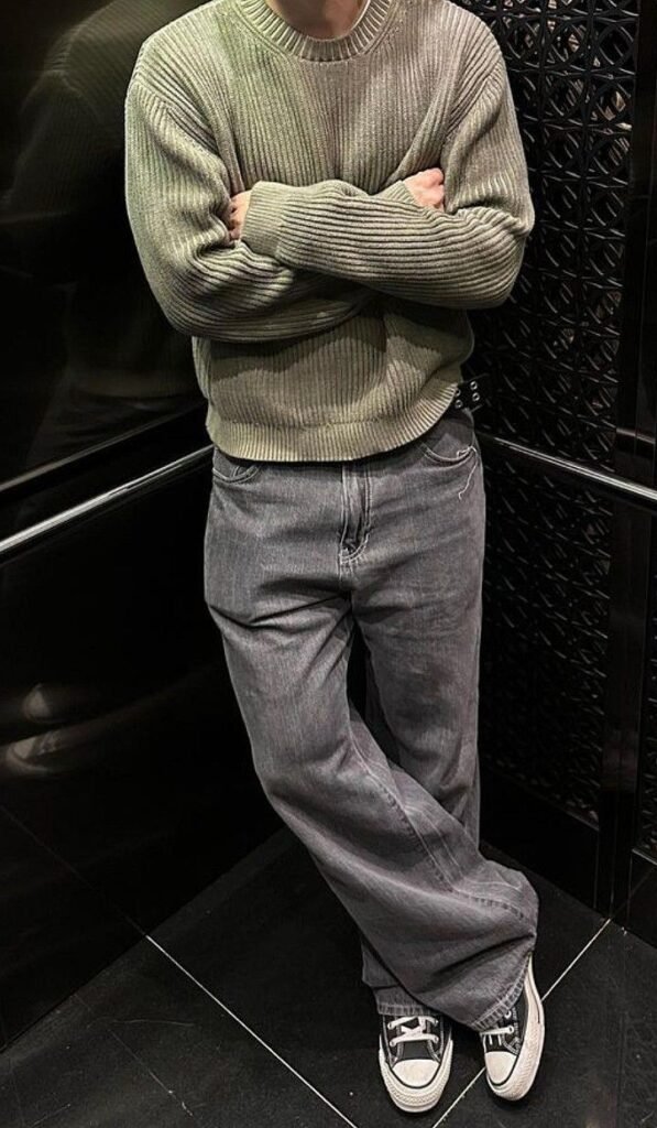 Jersey verde oliva con jeans anchos grises