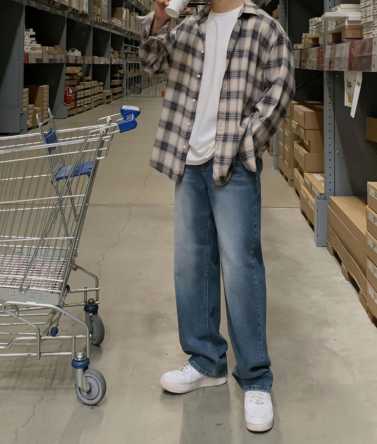 Camisa de cuadros con jeans anchos claros
