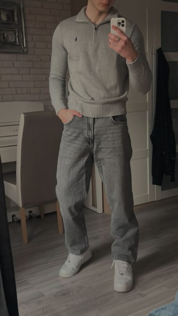 Jersey gris de medio cierre con jeans anchos grises