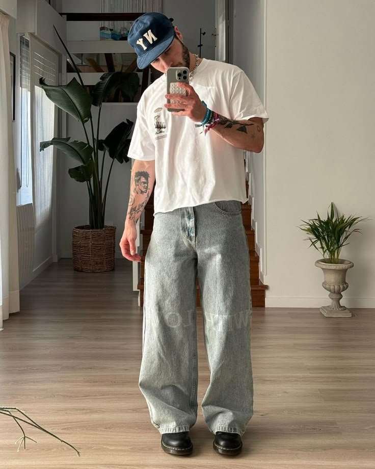 Camiseta blanca estampada con jeans anchos claros