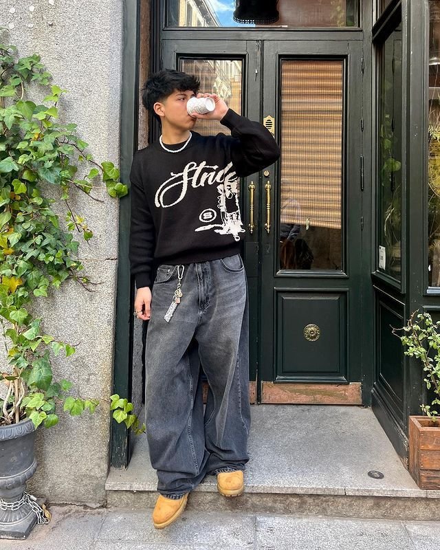 Sudadera negra con jeans anchos grises