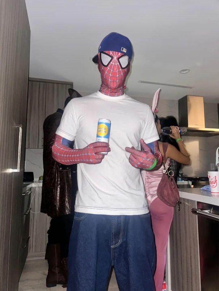 Disfraz de Spiderman con la máscara y camiseta