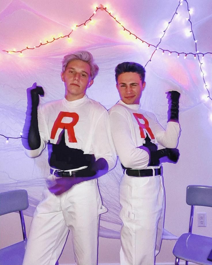 Dos chicos disfrazados del Team Rocket