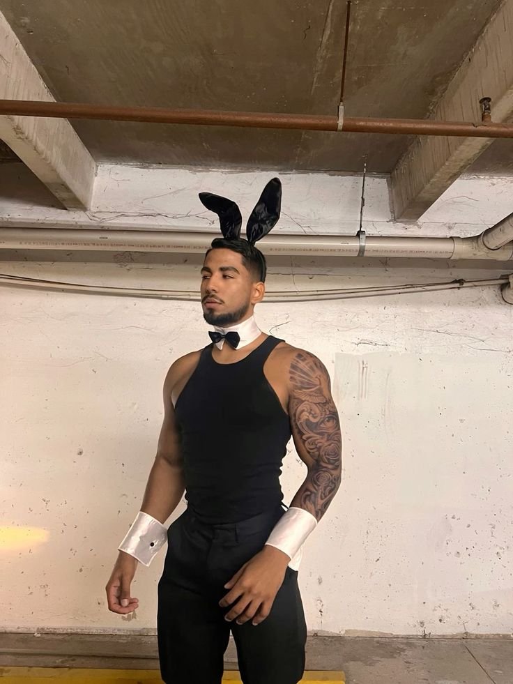 Disfraz de conejito con orejas y camiseta negra