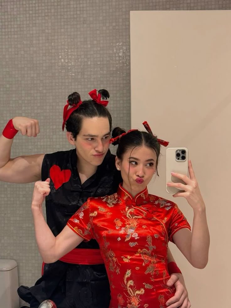 Pareja disfrazada con trajes rojos orientales