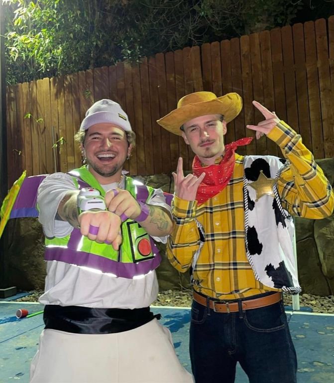Dos chicos disfrazados de Woody y Buzz Lightyear