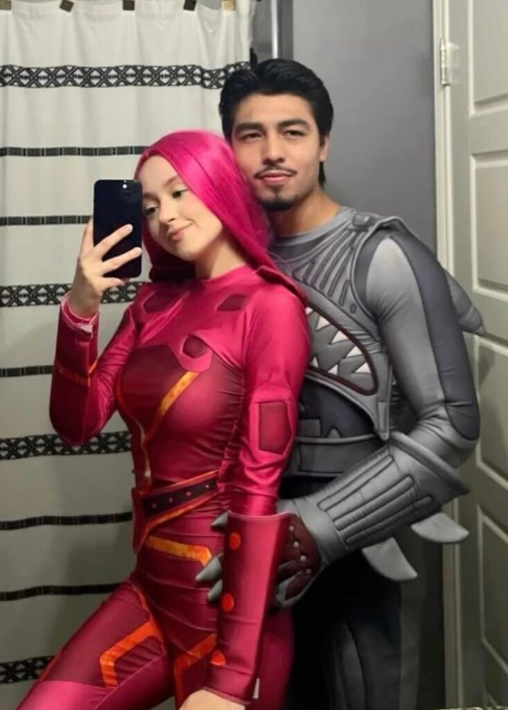 Pareja disfrazada de superhéroes en mallas