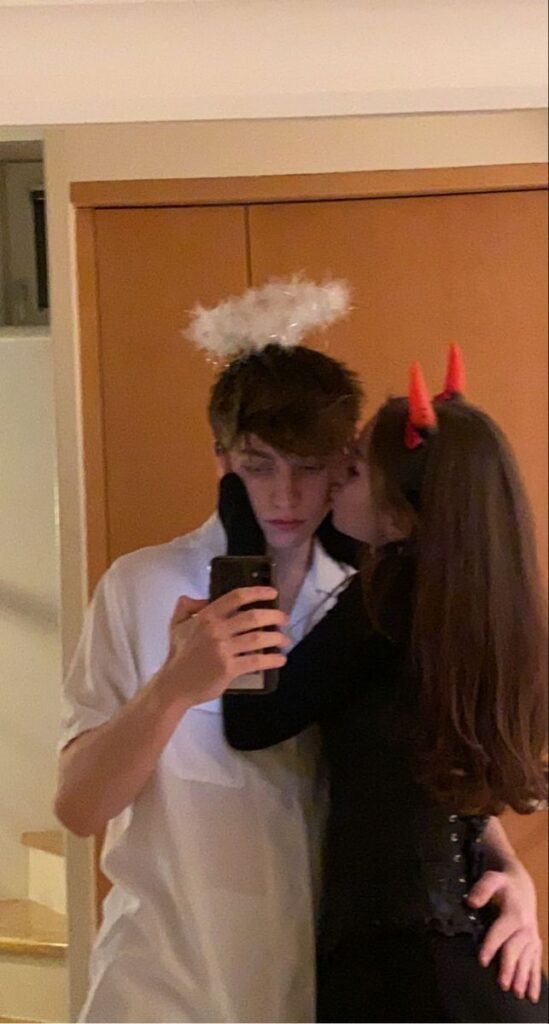 Pareja disfrazada de vampiros con capa roja