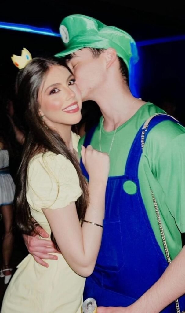 Pareja disfrazada de príncipe y princesa