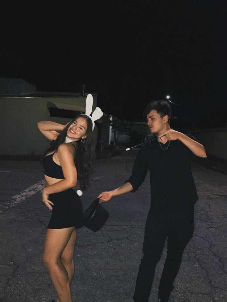 Chica disfrazada de hada con vestido azul y alas
