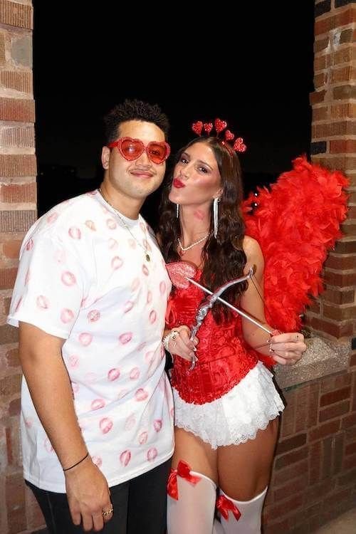 Pareja disfrazada con chaqueta vaquera y pañuelo rojo