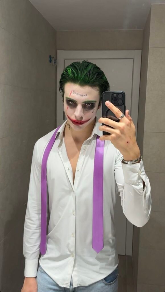 Disfraz del Joker con camisa blanca y tirantes