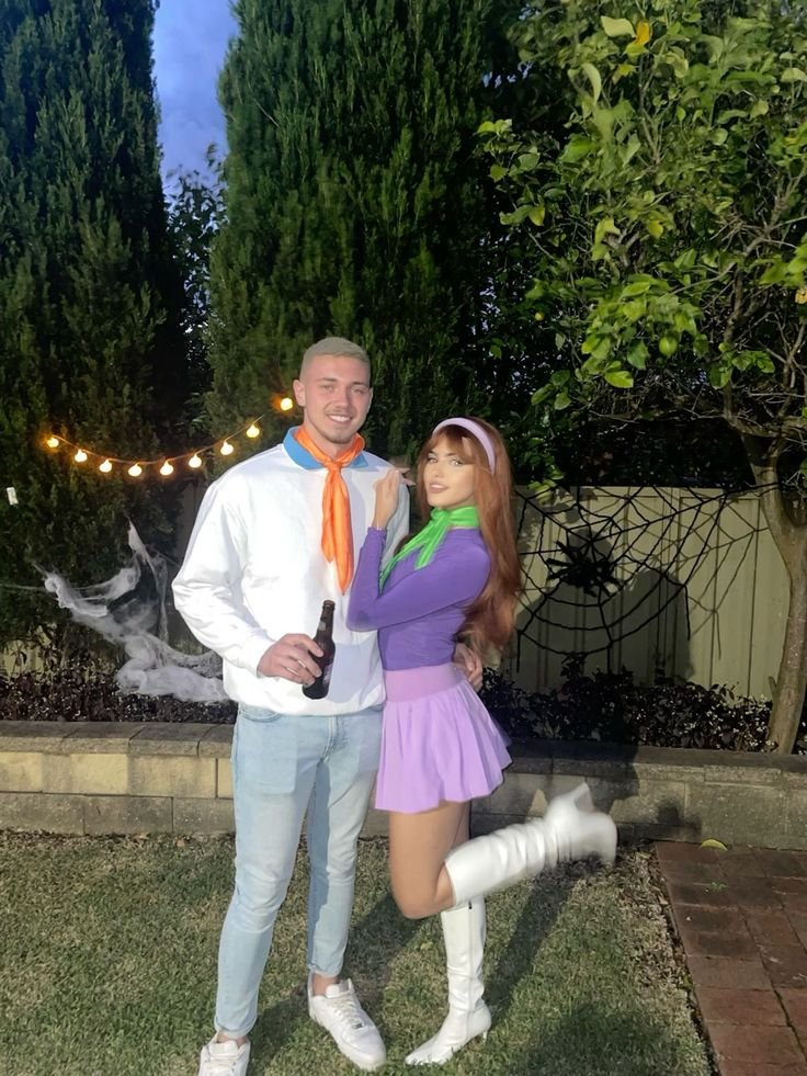 Pareja disfrazada de personajes de Scooby-Doo