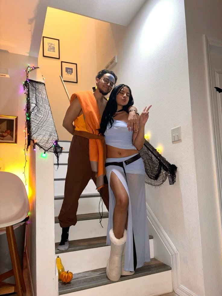 Pareja disfrazada con monos naranjas