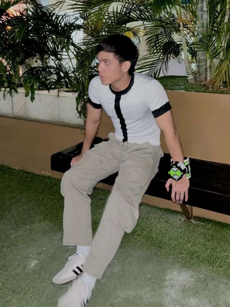 Disfraz de personaje retro con pantalón beige y camiseta