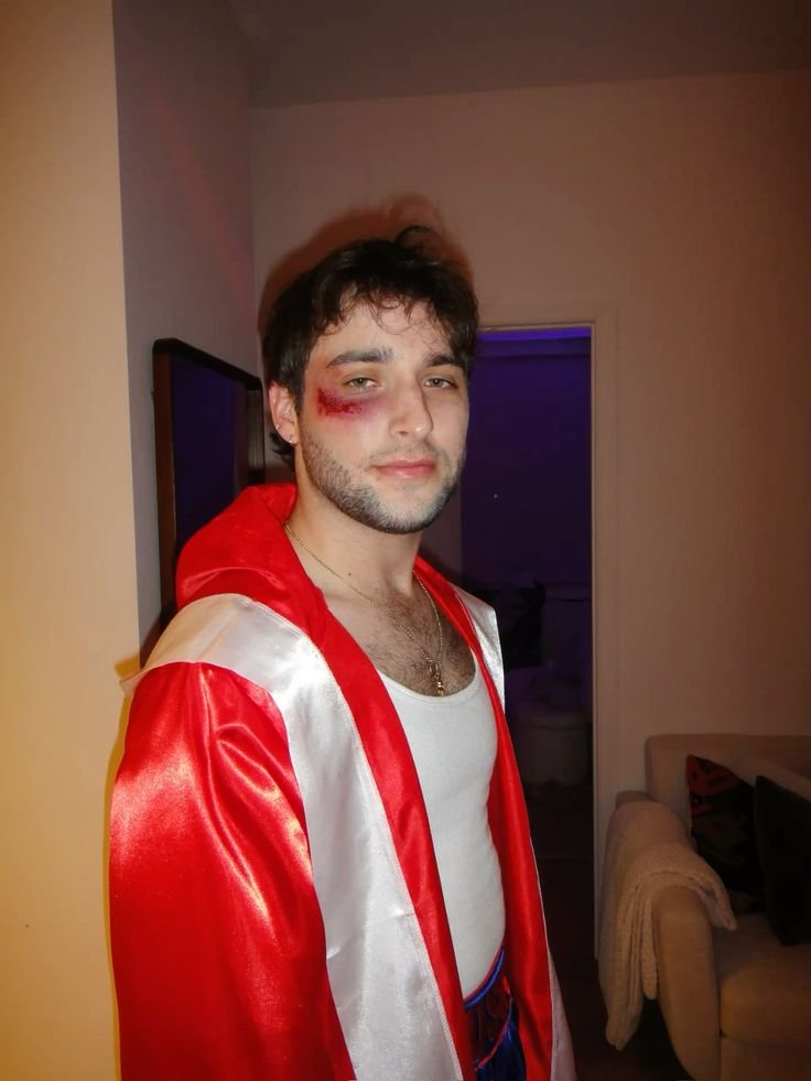 Disfraz de boxeador con bata roja y maquillaje de golpes